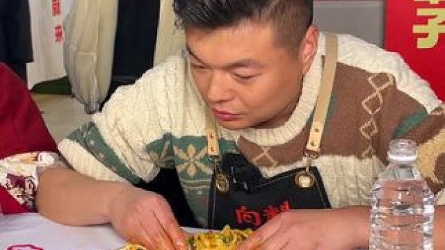 河南小伙挑战1分钟50个饺子冲刺2888奖金，胖妹看着都好紧张！