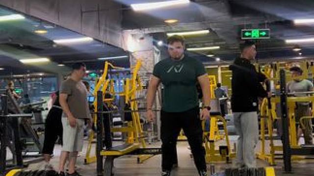 #自律 300kg 硬拉 今天状态还行