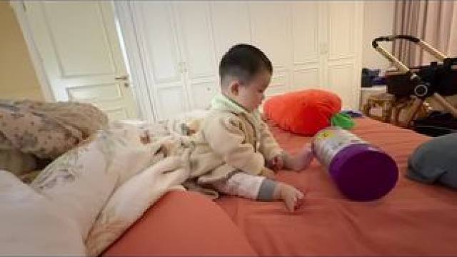 7个月宝宝练就一手铁手掌