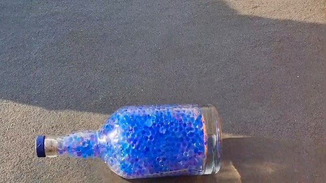 楼梯滚瓶子爆破解压时刻