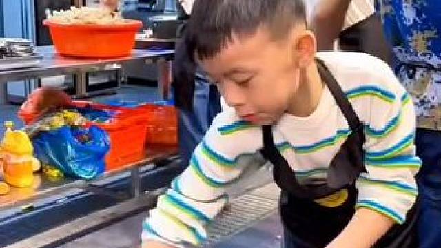 这么懂事的孩子，每天放学帮妈妈卖卤菜，打包，刷碗，洗碗样样行，网友:这孩子是来报恩的 #穷人家的孩子