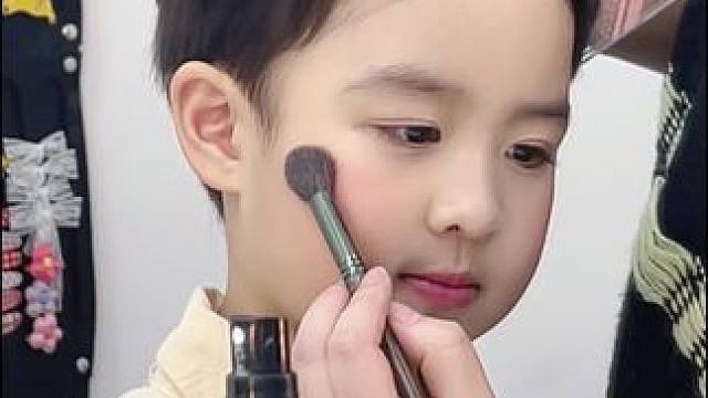 这样不像女孩了吧 #欢笑中国年#春节必备才艺大赏 #机灵姐一家#萌娃