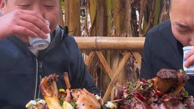 哥俩一人一个大蹄髈，大口啃得满嘴流油，真爽！ #新农人计划2024 #我的乡村生活 #农村美食 #大