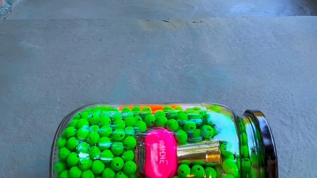 楼梯滚瓶子爆破解压时刻