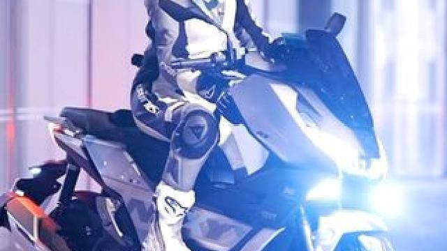 告诉我位置，我送点折耳根过去。#钛极机车 #未界150 #摩托车返乡