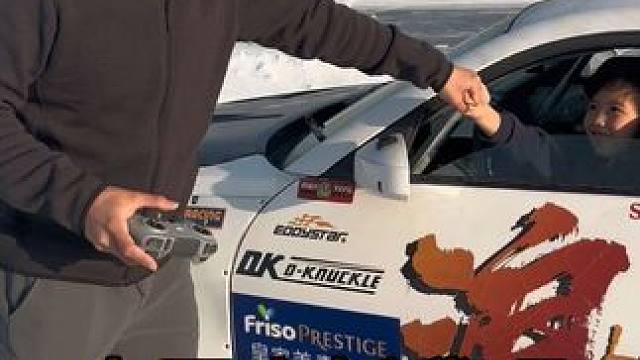 爱玩的爸爸买了穿越机6岁儿子还得当陪练 #雪地漂移 #穿越机 #汽车人共创计划