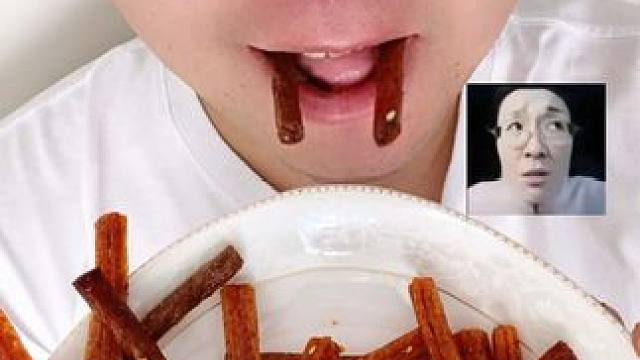 炒菜没油了，还好有辣条 #辣条 #寻找年味 #是时候展现真正的技术了 #解压