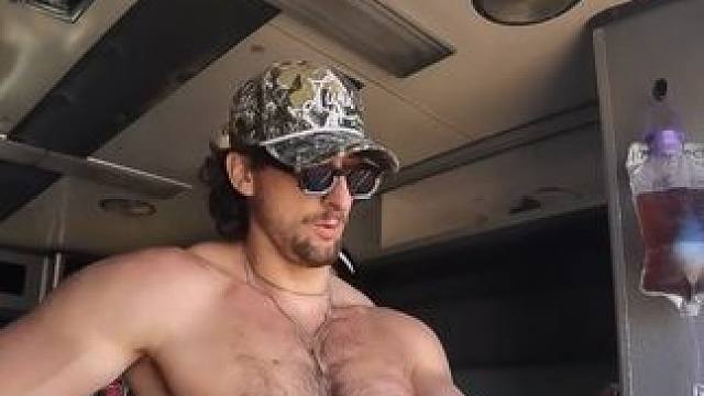 国外小伙带私人医生钓鲨鱼 #国外视频分享 #好大一条鱼 #钓鱼人就是