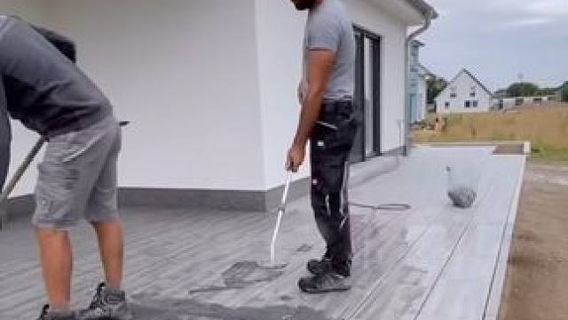 庭院地砖铺设施工。 #地面装饰 #工艺制作 #庭院地面铺装 #辛勤劳动者 #庭院设计施工