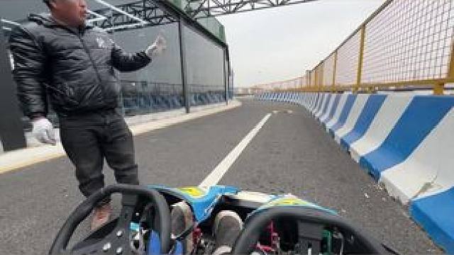 又到大兴国际赛车场，带孩子体验速度激情。单人一节69.9元，不排队，孩子高兴。周末可来，优惠链左下，