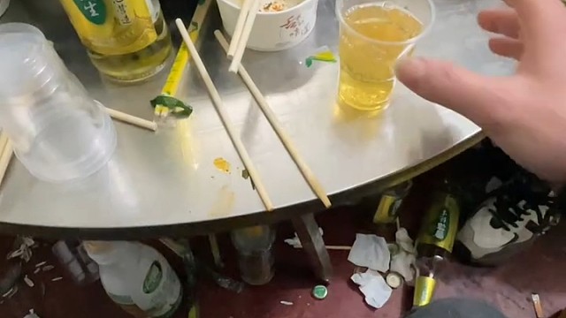 这哥们能处，好赖没先桌子