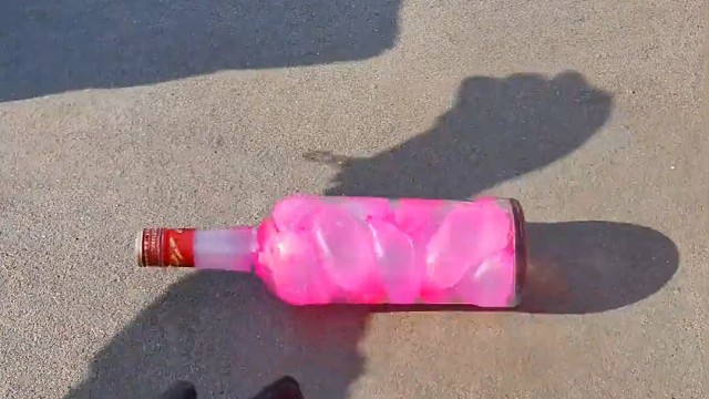 楼梯滚瓶子爆破解压时刻