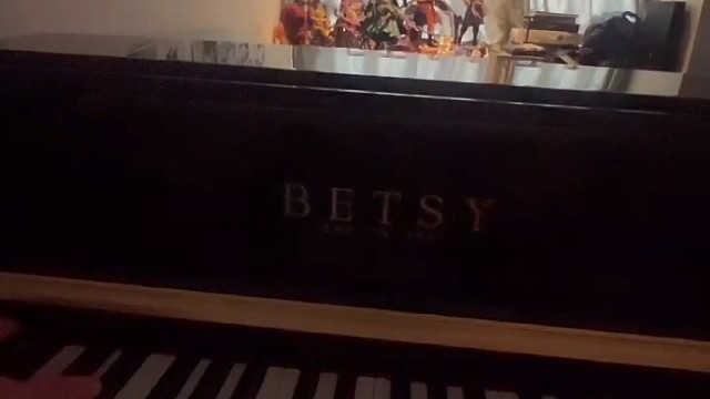 其实你一直都很重要，但是爱在飞机降落前，我迟早要去下一个地方来完善自己。祝我们一切安好