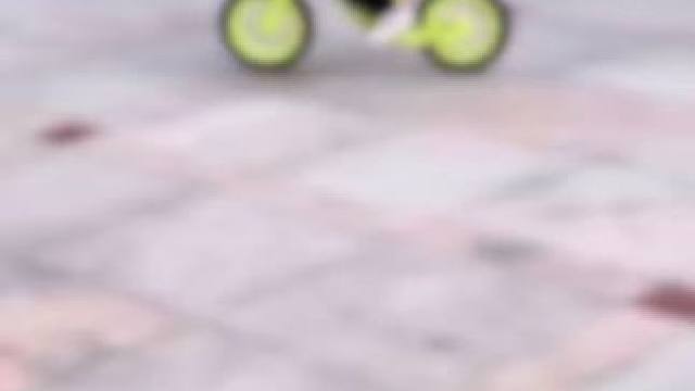 骑车子玩出花样，自己想的，有点我小时候的影子，我就喜欢喜欢运动、钻研运动的孩子