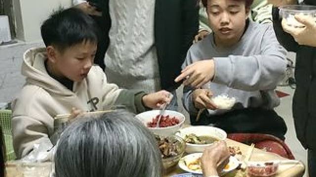 #欢聚一堂其乐融融 #人多吃饭就是香 #有欢聚就有福 #哪里都没有家里的饭菜香 #相聚的饭团圆的酒