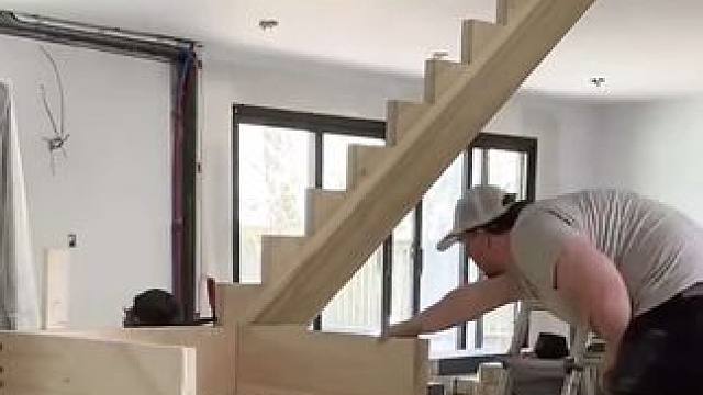 实木楼梯安装制作过程。 #实木楼梯 #楼梯设计 #梯梯设计 #装修分享 #施工工艺