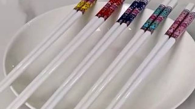 给大家推荐厨房好物珐琅彩陶瓷筷子，耐高温易清洗无漆无蜡无异味，赶紧配备一套试试吧#懒人美食教学 #好