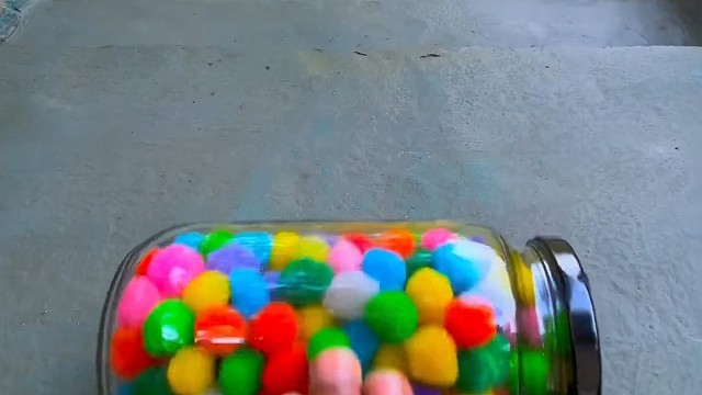 楼梯滚瓶子爆破解压时刻