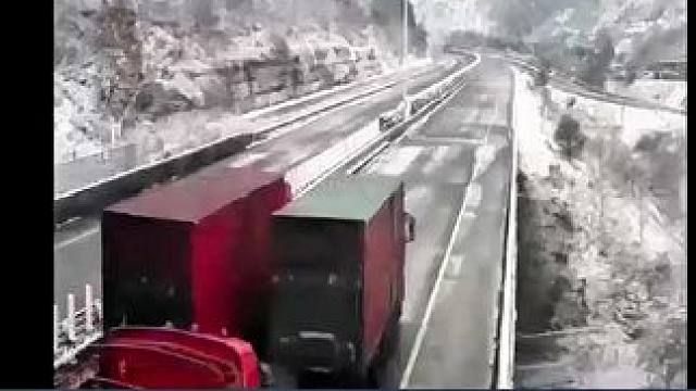 雅西高速今天的第一批车辆在警车开道下安全通过锅底凼路段，可关注四川交通上路况视频云点播，可以点播实时