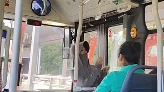 其實(shí)公交司機(jī)也不是那么不能通融，他這樣阻止一下他就沒責(zé)任了