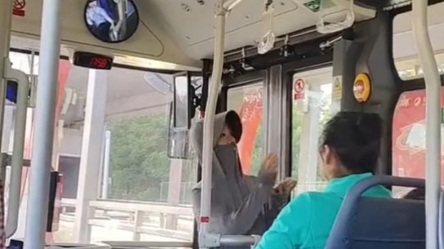 其实公交司机也不是那么不能通融，他这样阻止一下他就没责任了