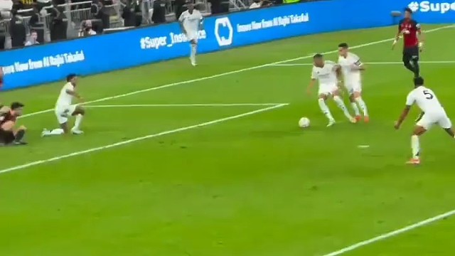 他日若遂凌云志，敢笑黄巢不丈夫