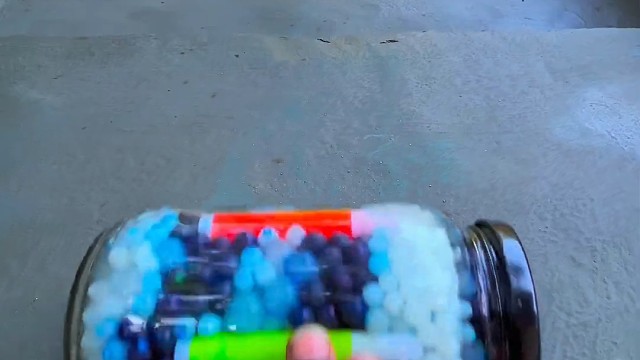 楼梯滚瓶子爆破解压时刻