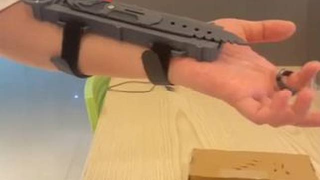 没有男生会拒绝这么酷的袖剑吧~ #有男生会拒绝这个玩具吗  #酷炫#内容启发搜索