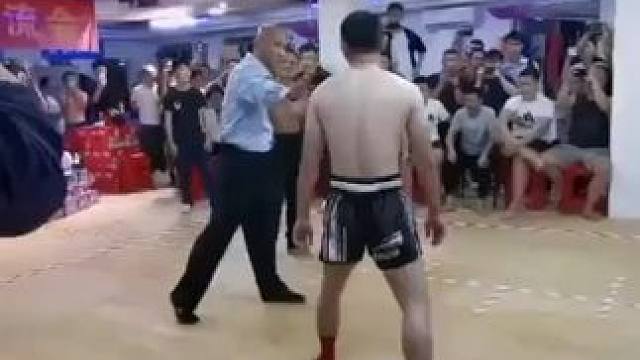 佛山鹰抓门第一高手终于出山，面对泰拳冠军丝毫不慌，直接双鹰开路，被抓到非死即残！这个泰拳冠军慌的不敢