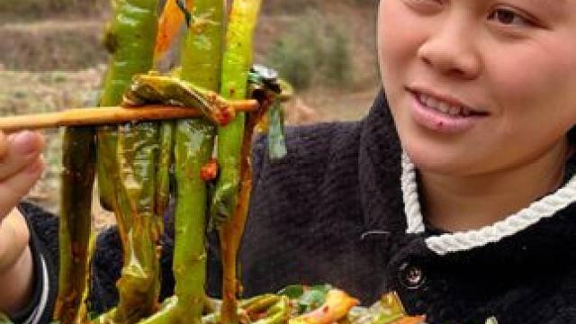 今天用很多蒜苗和辣椒做了个美味下饭菜 #美食 #农村生活 #美食分享