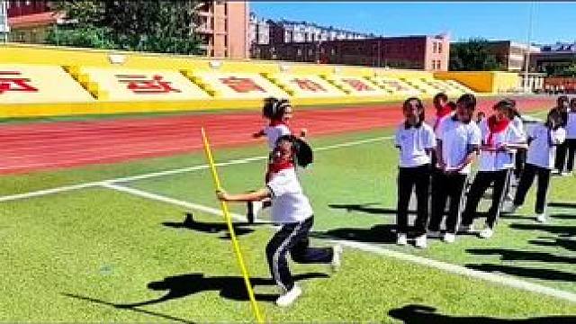 体育课堂游戏，揭竿而起，锻炼学生快速反应能力。 