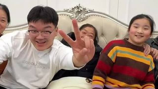 给所有叔叔阿姨哥哥姐姐们拜年啦，又到了一年一度凭才艺拿红包环节#辞旧迎新 #欢聚一堂 