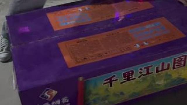 烟花是夜空的诗，绽放着浪漫的韵脚。