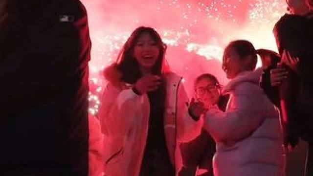 #拍拍2024 祝我们年胜一年 年富一年！放烟花的时候还遇到了一群暖心的陌生人，帮我们点燃烟花，并一