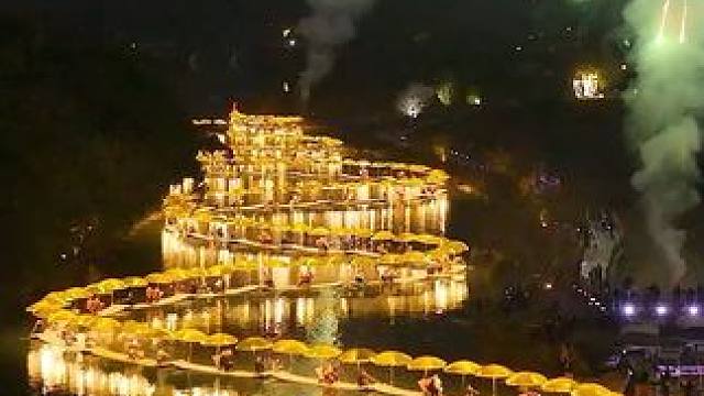 春节去哪玩，就去桂林阳朔遇龙河，初一至初六上演“金龙巡游”，氛围感拉满！这就是中国式浪漫