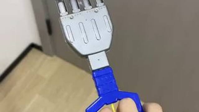 嘿嘿 我不用动手就能拿东西 #玩个很新的东西 #机械手 #玩具
