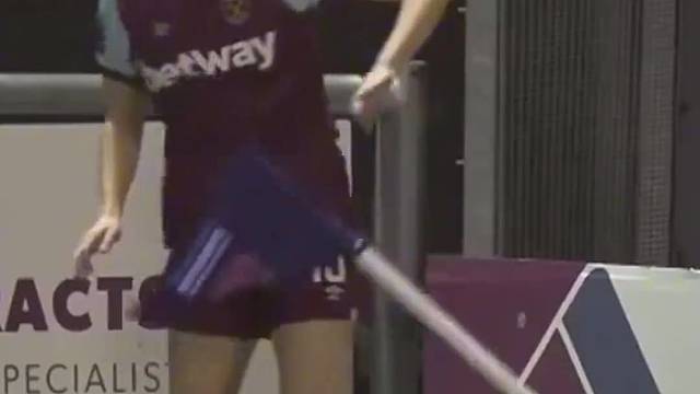 风越大，球越不好踢