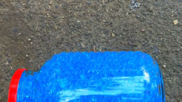 楼梯滚瓶子爆破解压时刻