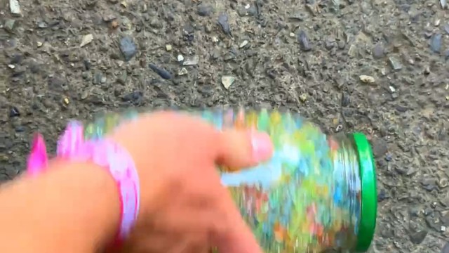 楼梯滚瓶子爆破解压时刻