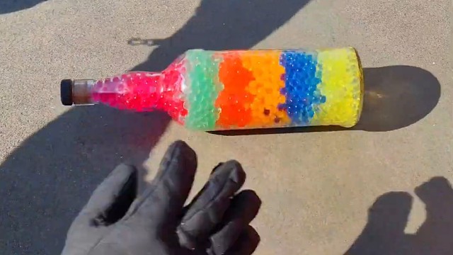 楼梯滚瓶子爆破解压时刻