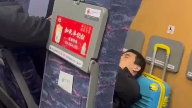 就半截视频，听男的原话：刚刚我往下后撤，他两就不乐意，然后我在这儿靠着，他这一只脚，他这一只脚（盲猜