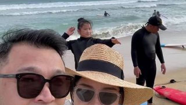 女儿说来海南的意义是海，那就开始冲浪吧#海南 #冲浪 #日月湾冲浪