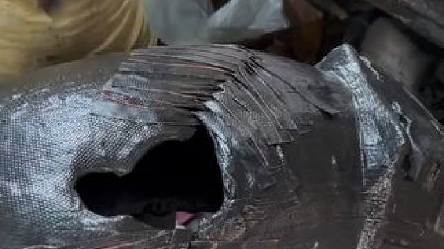 印度小作坊给旧轮胎修补下猛料的超一流技术。#轮胎翻新 #工艺制作 #结实耐用 #手工diy #废弃轮