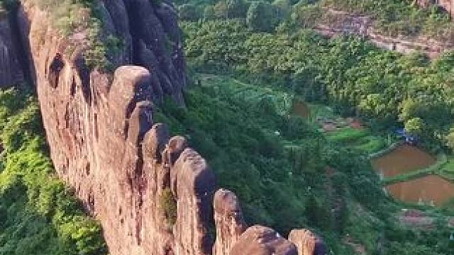 这是被上帝遗忘的地方，湘粤交界处的坪石站，也是吃着湖南的粮食，把金蛋下到广东的地方！真的太壮观了！#