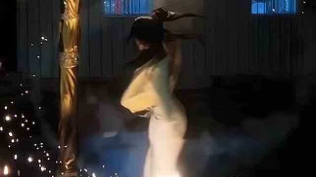 仙女棒正确用法（下雨的地面滑得我快摔了…）#仙女棒和串翻搭配太绝了 #舞蹈生就应该这样玩仙女棒 #舞