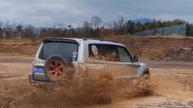 帕杰罗V73的动力太弱，是时候需要升级一下了。 #山猫帕杰罗 #三菱帕杰罗 #帕杰罗山猫 #帕杰罗改