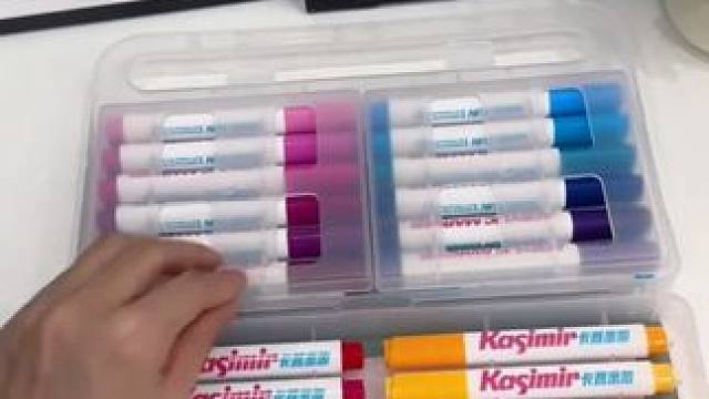 #卡西米尔  升级版丙烯马克笔，不但能折叠起来方便携带，墨水还做了加量更加的耐用，颜色饱和度好好上色