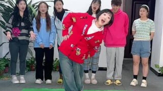 挑战走模特步，哈哈 #内容启发搜索 #办公室游戏 #真会玩系列 #模特