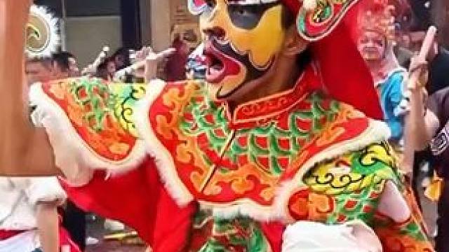 萝岗的宝子们！热血英歌舞又炸街啦！ 鼓点震天，气势如虹！穿上汉服，走进灯海，感受非遗文化魅力！#非遗