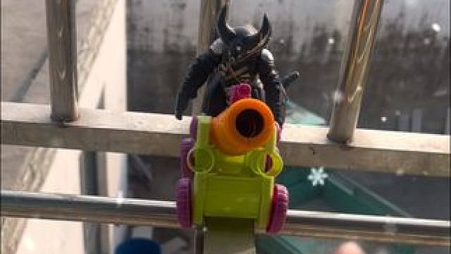 怪兽竟然拿大炮来我家了#童年玩具